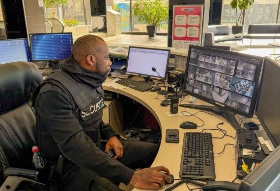 Agent de GIS surveillant la télésurveillance